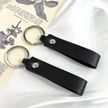 Set de dos llaveros minimalistas de cuero PU negro con anillos de metal y remaches - Correa Negra Hebilla Plateada