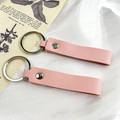 Set de llaveros de cuero sintético rosa con anillo de metal plateado y textura litchi - Rosa con hebilla plateada