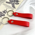 Llavero minimalista de cuero sintético rojo con anillo plateado y textura granulada - Rojo con hebilla plateada