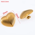 Boucles d'oreilles cœur dorées en métal avec texture rayée verticale, largeur 25mm - Style Cœur Ondulé (Or)