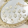 Macro-opname van parelwitte acryl bloemkralen voor het maken van DIY-sieraden en armbanden - Vijf-blaadjes Bloem Stijl