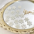 Onregelmatige sneeuwvlok afstandskralen in parelwit voor DIY-sieraden en telefoonkettingen - Zes-blaadjes Bloem Stijl