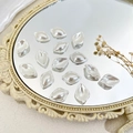 Parelmoer witte bladvormige kralen voor DIY sieraden op een vintage crème spiegel - Bloemblaadje Stijl
