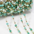 Grüne böhmische Würfelperlen mit goldenen Distanzstücken auf weißer Rolle für DIY-Schmuck - 2,5 mm (1 m/Packung) / Goldton mit Grünen Perlen