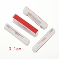 Spille di sicurezza in plastica bianca con retro biadesivo rosso, 3,1 cm per badge DIY - Stile Piccolo (PJ3124-S)