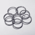 Set de 8 anillas abiertas plateadas con relieve y textura martillada para joyas - Estilo relieve texturizado / 1.2x8mm (50 Unidades/Paquete) / Rodio