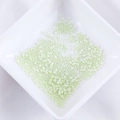Perline di vetro verde menta da 2mm per gioielli fai-da-te disposte in vassoio bianco - 10g/Confezione / Verde Menta (N. 1)