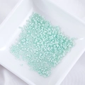 Blass mintgrüne 2mm Glasperlen für DIY-Schmuckherstellung in einer weißen Schale - Hellminzgrün (Nr. 11)