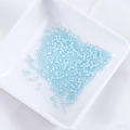 2mm hellblaue Glas-Samenperlen für DIY-Schmuckherstellung in einer weißen Ablage - Eisblau (Nr. 13)