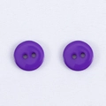 Coppia di bottoni tondi in resina viola a due fori su sfondo di tessuto bianco - Viola