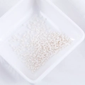 Cremeweiße 2mm Glasperlen für DIY-Schmuckherstellung auf einer Keramikschale präsentiert - Perlweiß (Nr. 16)