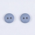 Bottoni in resina blu grigio chiaro per cappotti e camicie su tessuto bianco - Grigio chiaro