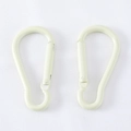 Zwei cremeweiße Karabiner in Kürbisform mit flexiblem Schnappverschluss aus Metall - 23.3x47.3 / Beige