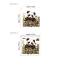 Adesivo murale con panda su staccionata con dimensioni del layout ed effetto finale - Stile Panda (13P44-D29)