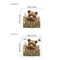 Adesivo murale con orsetto su staccionata in legno con dimensioni di layout e applicazione - Stile Orso (13P44-D30)