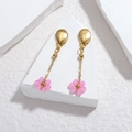 Orecchini a fiori rosa opachi con perni a conchiglia dorati su sfondo bianco - Rosa scuro