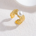 Détail de la bague feuille gravée en or 18k avec une grande perle satinée blanche - Style Perle Feuille (OLBR688-ZZ)