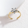 Détail de la bague géométrique en or 18k avec fleur argentée et zircon au centre - Style de Fleur Bicolore (OLBR739-A-hua)