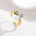 Détail d'une bague ajustable dorée 18 carats avec perle blanche et décor de cœur en zircon - Style Coeur Perle (R739-D-ZZ)