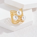 Détail de la bague multicouche plaquée or 18 carats avec trois perles sur pierre blanche - Style Perle Enroulée Triple (R747-ZZ)