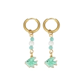 Créoles dorées avec breloques de poissons tropicaux vert mer et accents de perles - Poisson Vert