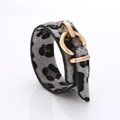 Détail d'un bracelet en cuir léopard avec boucle dorée et texture douce en poils de cheval - Gris