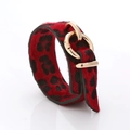 Vue détaillée du bracelet léopard rouge en fausse fourrure avec boucle dorée brillante - Rouge
