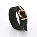 Détail de la texture en poils noirs et maillon doré sur le large bracelet rigide - Noir