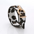 Détail du bracelet léopard en poils de poney avec fermoir métallique doré chic - Blanc