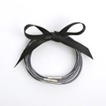 Juego de cinco pulseras de tubo con purpurina plateada y adorno de lazo de cinta negra - Negro