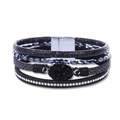 Détail d'un bracelet multicouche en cuir tressé avec pierre druzy noire et fermoir magnétique - Noir