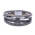 Gros plan du bracelet bohème multicouche en cuir avec cristaux gris et fermoir aimanté - Gris