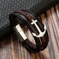 Detalle de pulsera de cuero marrón multicapa con ancla plateada y cierre magnético - Café (Ancla Plateada)
