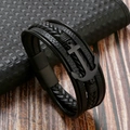 Primer plano de pulsera multicapa de cuero negro para hombre con detalle de colgante de ancla - Negro (Ancla Negra)
