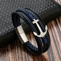 Detalle de pulsera náutica multicapa para hombre en cuero trenzado con dije de ancla - Azul Marino (Ancla Plateada)