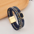 Detailansicht eines mehrlagigen blauen Perlenarmbands mit Magnetverschluss und Kristalldruse - Dunkelblau
