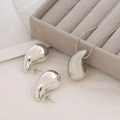 Conjunto de collar y pendientes de gota en plata pulida en bandeja de terciopelo gris - Juego de 2 Piezas Plateado