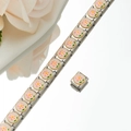 Nahaufnahme eines italienischen Charm-Armbands mit Edelstahl-Blumenmodulen - Rosa Blumenstil (HA-14)
