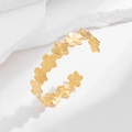 Dettaglio del bracciale a fiori dorati regolabile con finitura in metallo spazzolato - Fiore a Cinque Petali (1131) / Oro