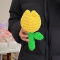 Handgefertigte gehäkelte gelbe Tulpe mit grünem Stiel für florale Heimdekoration - Gelb