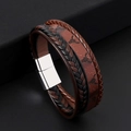 Makroaufnahme von mehrlagigem Lederarmband mit geprägtem Stierkopf und Magnetverschluss - Bullenkopf-Dekoration