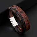 Detail eines mehrlagigen Lederarmbands mit Lebensbaum und Magnetverschluss für Herren - Lebensbaum
