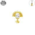 Dettaglio del piercing labret in acciaio chirurgico 316L con motivo a sole in marmo bianco - Sole Bohemien Oro (LP031-G1208)