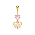 Dettaglio ravvicinato del piercing all'ombelico dorato con pendente a cuore rosa - Stile Dorato Strass Rosa Cuore Spine (BR25071427-G)
