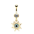 Detailansicht eines goldenen Evil-Eye-Bauchnabelpiercings mit Sonnenanhänger und Kristall - Sonnenform Anhänger Stil