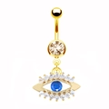 Detail eines goldenen Bauchnabelpiercings mit blauem Evil Eye Anhänger und hellen Zirkonia - Champagner Hauptstein-Stil