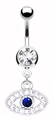 Detailaufnahme von silbernem Bauchnabelpiercing mit blauem Teufelsauge Anhänger - Polierter Silber Schutz-Stil