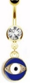 Detail eines goldenen Bauchnabelpiercings mit klarem Zirkon und blauem Evil Eye Anhänger - Klassischer Blauer Augen-Stil