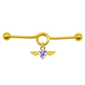 Goldenes Industrial-Piercing mit lila Herz-Edelstein und Engelsflügeln auf Weiß - Gold Lila Flügel