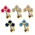 Détail macro de cinq boucles d'oreilles en acier inoxydable en forme de cœur multicolores - Triple Pierre Strass Rose (#24 Or Rose)